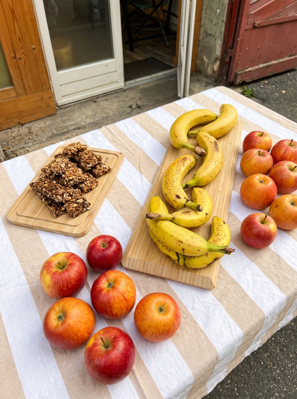 Barres de céréales, bananes et pommes sur la table